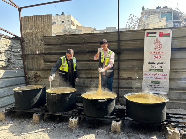 إطعام الفقراء والنازحين 949