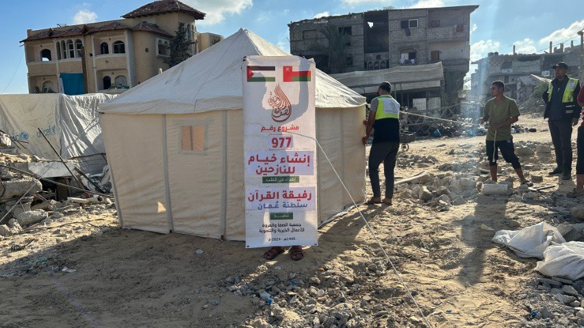 إنشاء خيام للنازحين + سقيا مـــاء 977