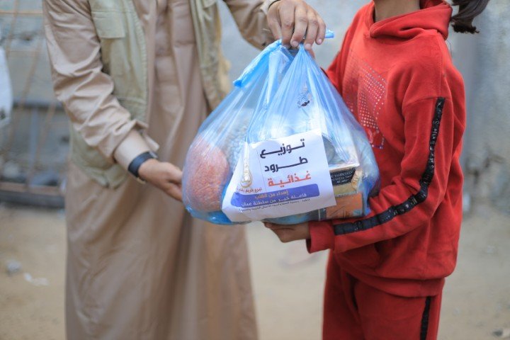 توزيع طرود غذائية + سقيا ماء 981