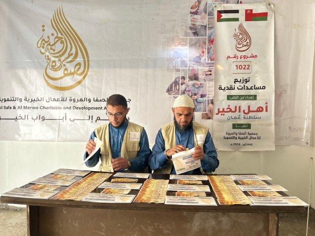 توزيـع مساعــدات مالية 1022