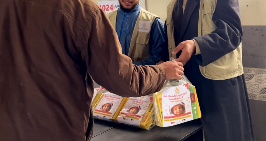 توزيـع حليب لأطفال غزة العزة 1024