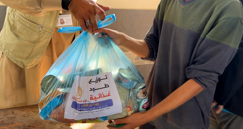 توزيع طرود غذائية 1029