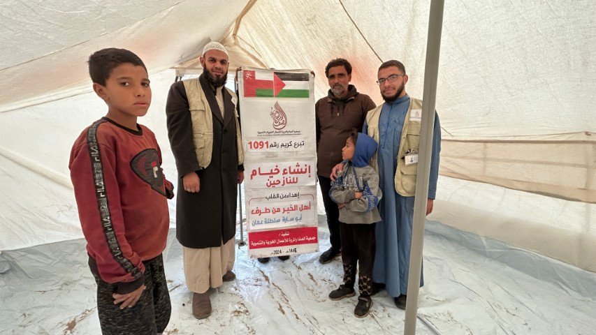 إنشاء خيام للنازحين 1091
