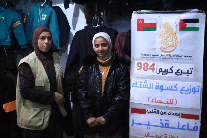 توزيع كسوة الشتاء للنازحين ( النساء ) 984
