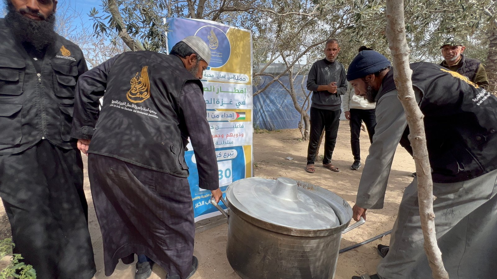 حملة إفطار الصائمين في غزة الصامدة