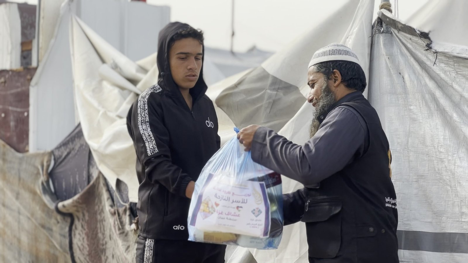 توزيع الطرود الغذائية المتكاملة