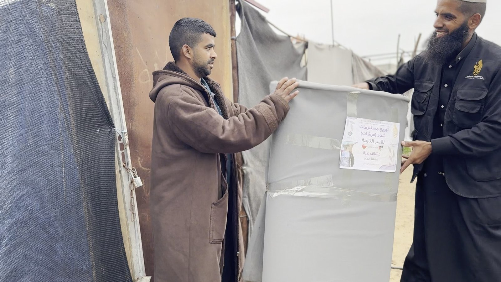 مشروع توزيع فرشات للنازحين