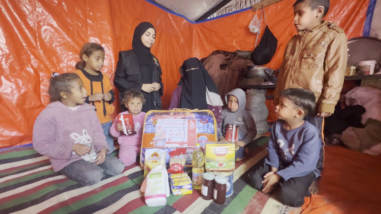 توزيع طرود غذائية وبطانيات شتوية