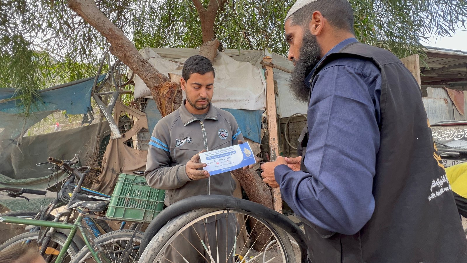 مساعدات مالية وتوزيع وجبات طعام