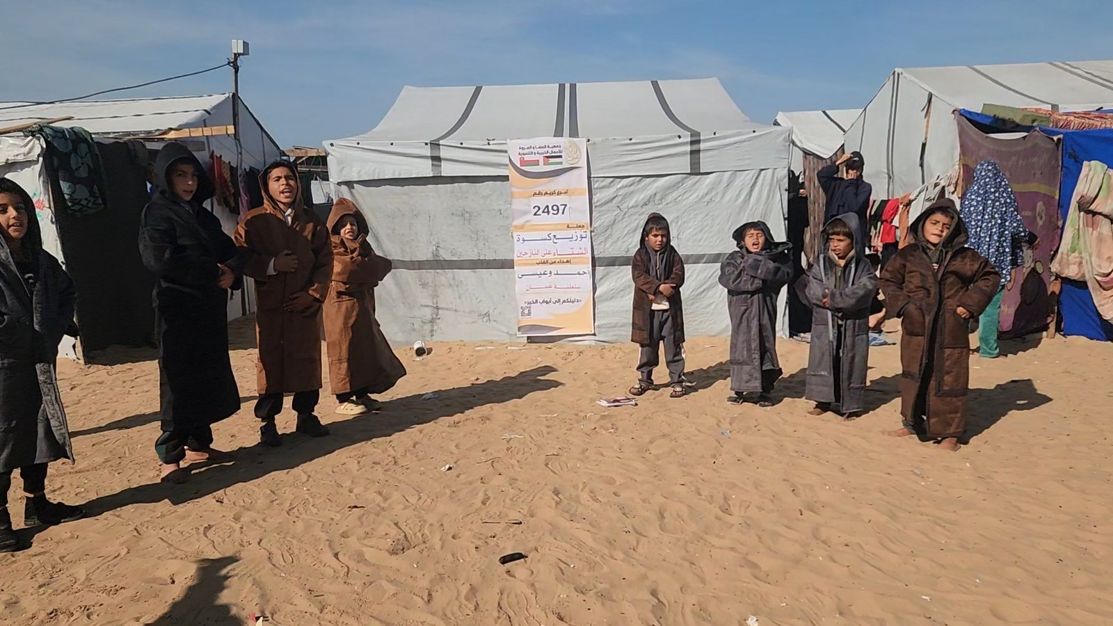 مشروع توزيع العباءات الشتوية للأطفال الأيتام