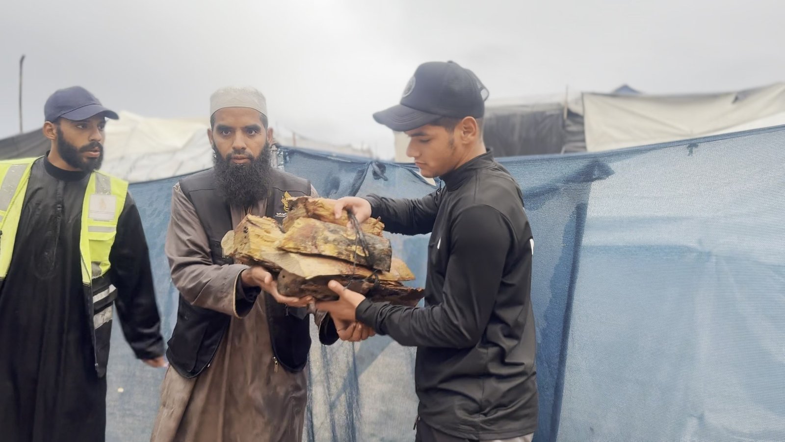 مشروع توزيع الحطب لتدفئة النازحين